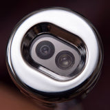 Detalle macro de la cara cromada con lentes del sensor sin contacto