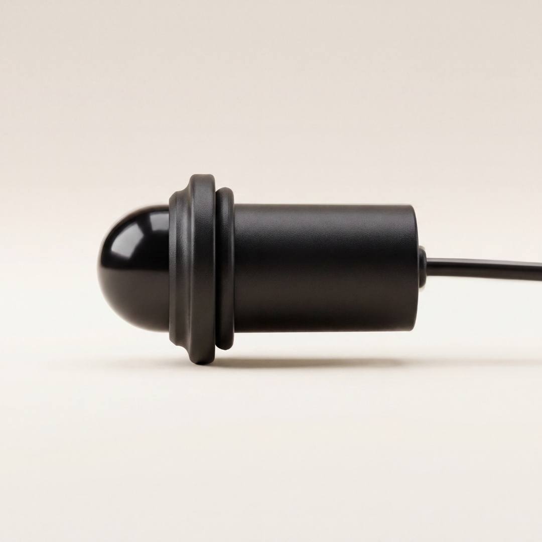 Perfil del sensor de movimiento negro para cinta LED sobre fondo claro