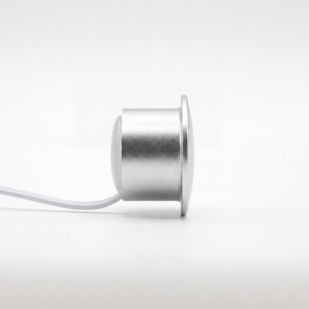 Perfil del sensor PIR empotrable con cuerpo blanco de 2 centímetros
