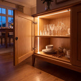 Alacena de cocina iluminada con cinta LED al abrir la puerta