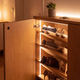 Zapatera con cinta LED encendida automáticamente al abrir la puerta