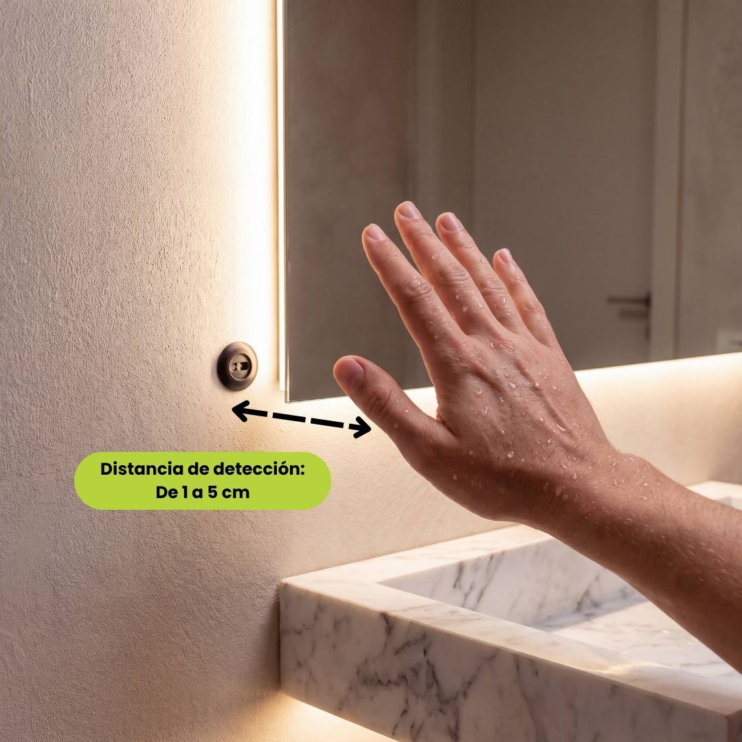 Mano mojada activando sin contacto la luz LED del espejo del baño