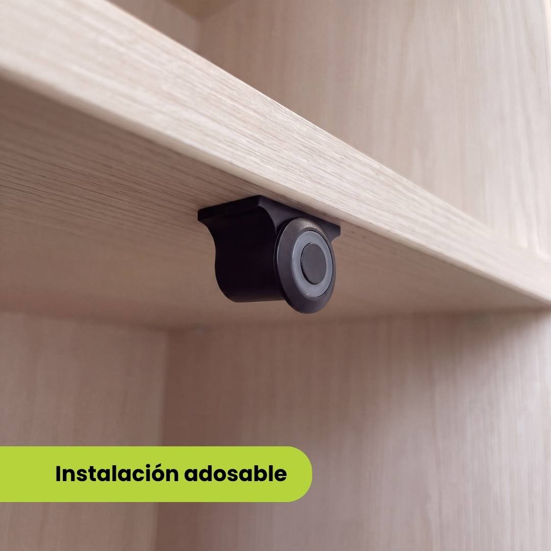 Sensor táctil adosado con bracket al borde de un mueble de madera