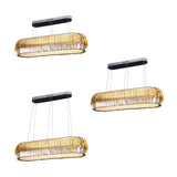 Conjunto de tres lámparas colgantes lineales con difusor de cristal estriado en fondo blanco.