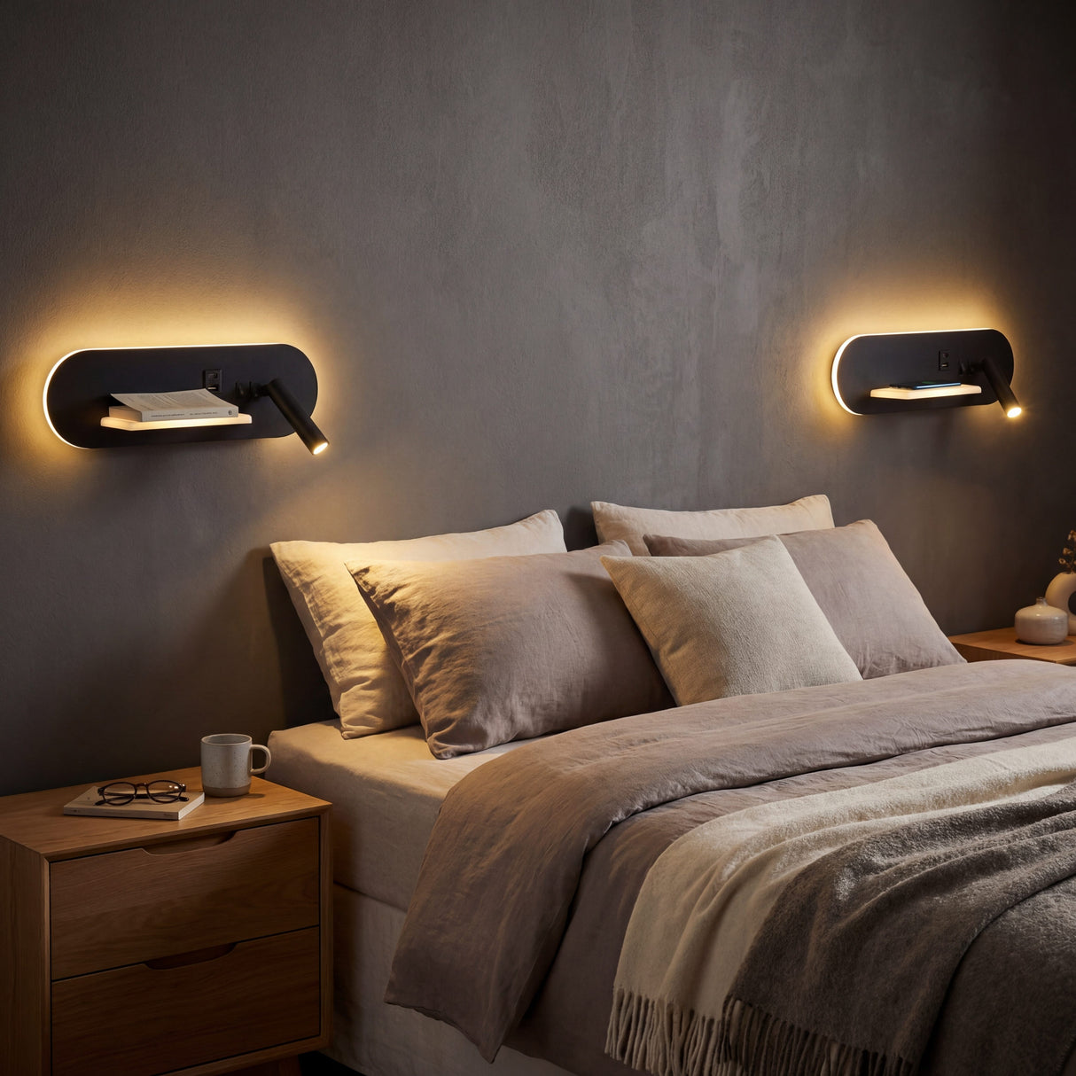 Configuración de dos lámparas en dormitorio principal optimizando el espacio nocturno.