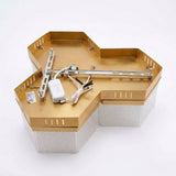 Estructura trasera de fijación a techo con insumos metálicos de instalación y caja de conexiones.