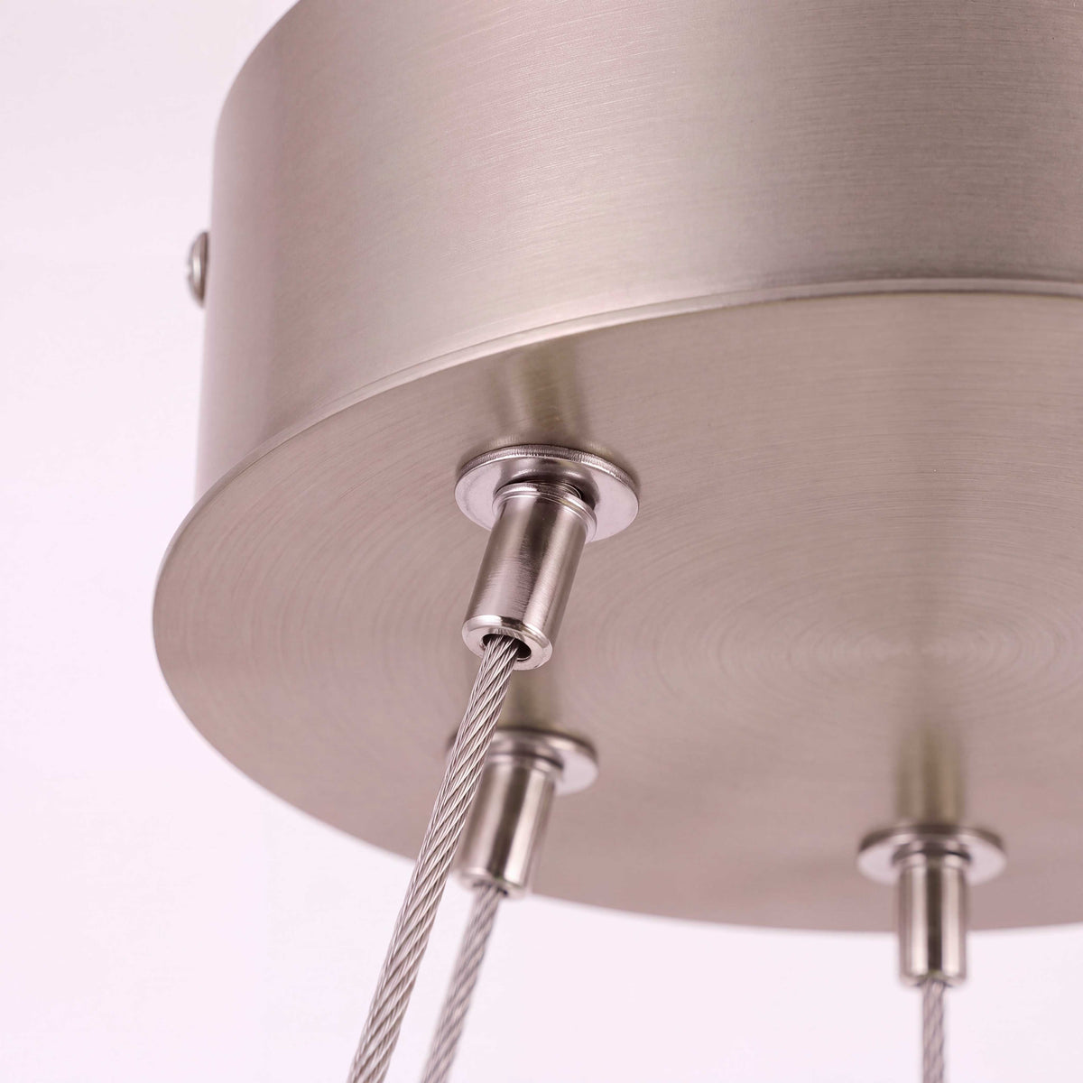 Detalle del soporte superior de techo con tensores de acero ajustables para suspensión de precisión.