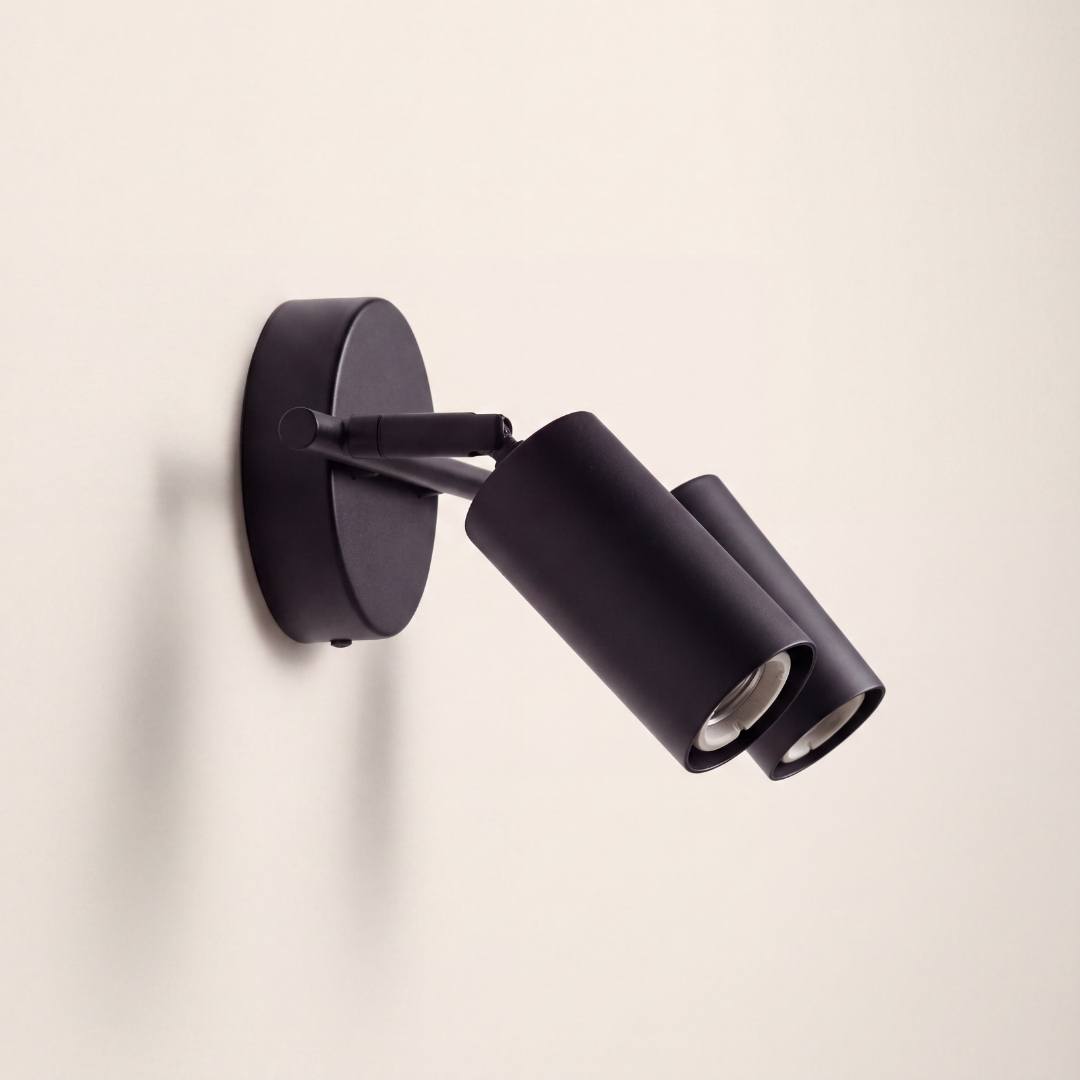 Spot doble negro como aplique de pared con cabezales dirigidos