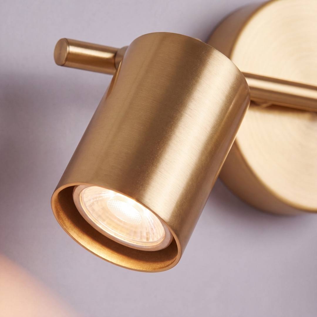 Detalle del cabezal cilíndrico dorado satinado del spot doble
