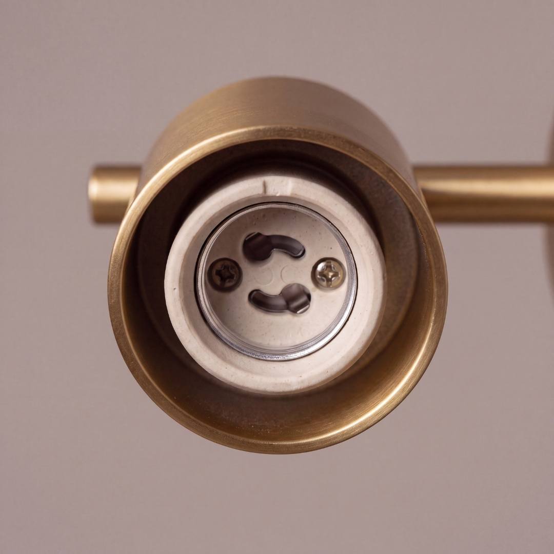 Detalle del socket GU10 del cabezal dorado, listo para el dicroico