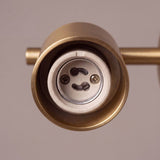 Detalle del socket GU10 del cabezal dorado, listo para el dicroico