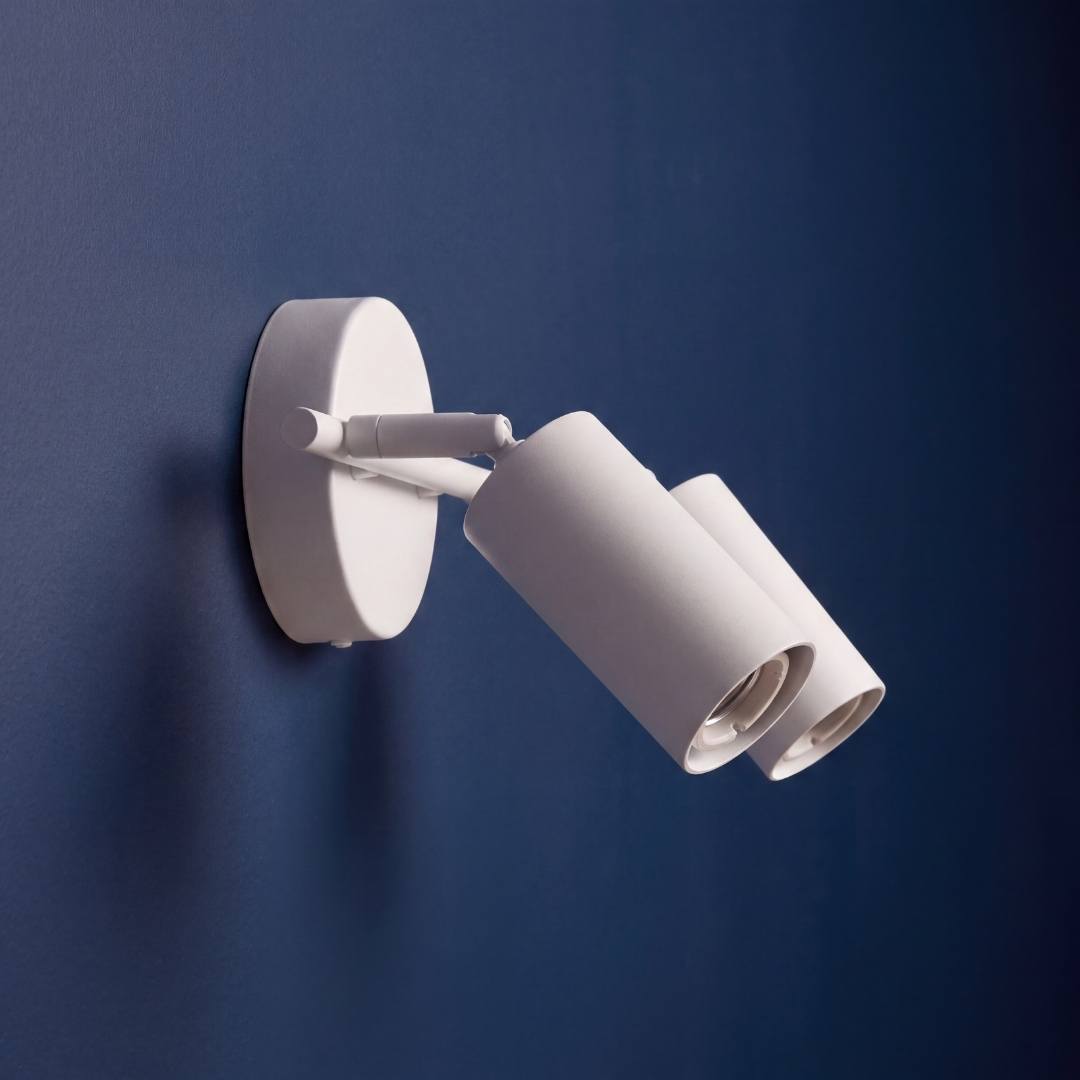 Spot blanco como aplique de pared con cabezal dirigido en pared azul