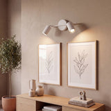 Spot doble iluminando la pared con cuadros como galería