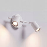 Spot doble blanco con cabezales dirigibles en pared azul