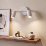 Spot adosable doble blanco con dos cabezales iluminando cuadros y repisa