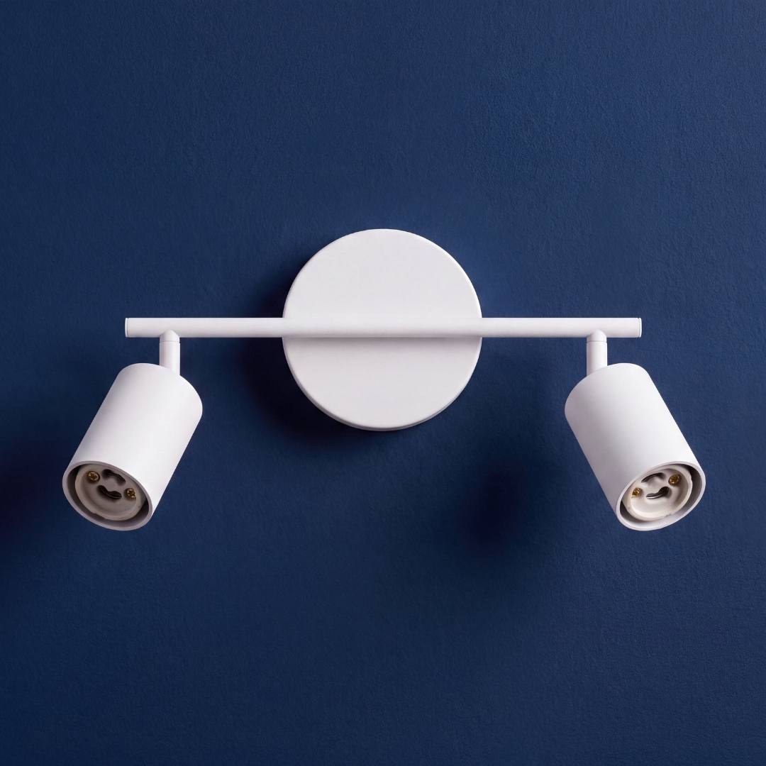 Spot adosable doble blanco con cabezales orientados sobre fondo azul