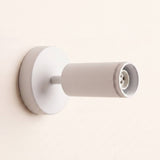 Spot blanco con anillo difusor y cabezal girable orientado