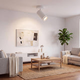 Spot blanco como aplique en la sala de ambiente luminoso