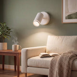Spot blanco encendido iluminando la sala junto al sillón