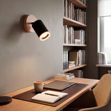 Spot adosable dirigible iluminando el dormitorio con luz cálida