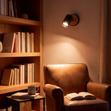 Spot adosable Ingrid negro con base de madera sobre fondo blanco