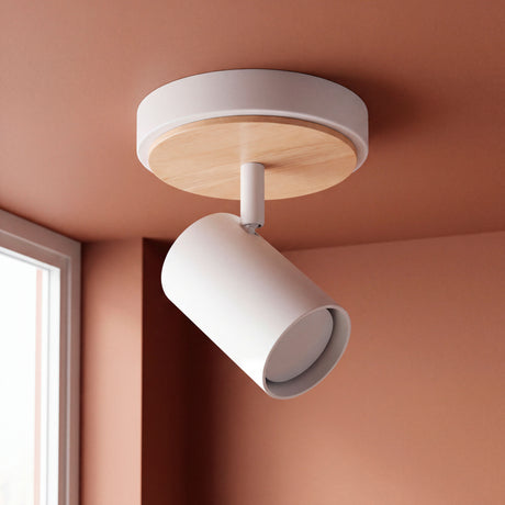 Spot adosable blanco con base de madera y cabezal dirigible en el techo