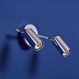 Spot cromado con cabezales dirigibles en pared azul