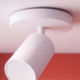 Spot adosable blanco con cabezal dirigible sobre fondo claro