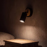 Spot negro con madera como aplique dirigible en pared clara