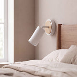 Spot blanco con madera como aplique dirigible en pared clara