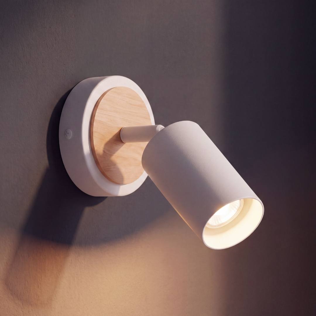 Spot adosable blanco con disco de madera como aplique dirigible en la pared