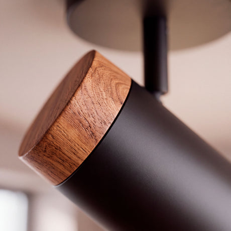 Detalle de la tapa de madera con veta natural del cabezal negro