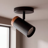 Spot adosable negro con remate de madera y cabezal dirigible en el techo