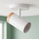 Spot adosable blanco con anillo de madera y cabezal dirigible en el techo