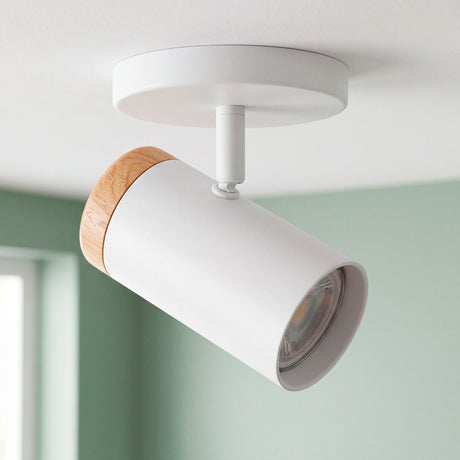 Spot adosable blanco con anillo de madera y cabezal dirigible en el techo