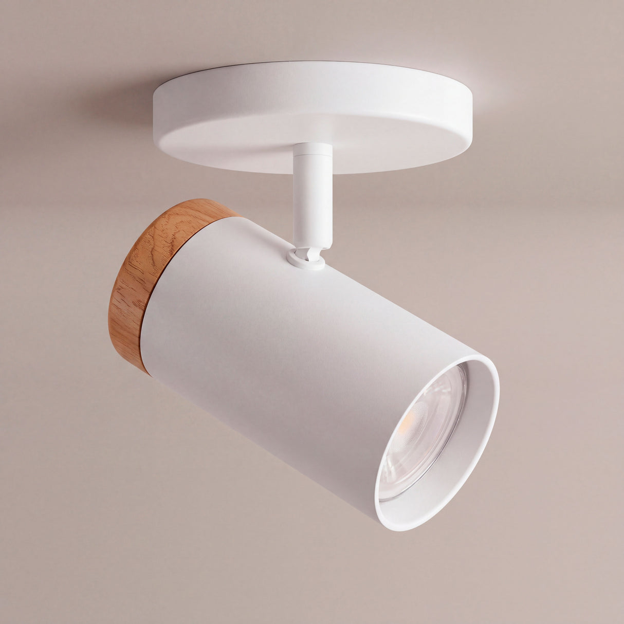 Spot adosable blanco con anillo de madera sobre fondo claro