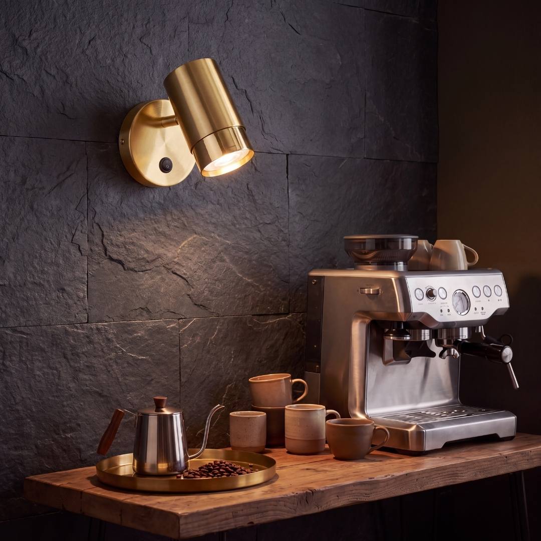 Spot dorado iluminando el rincón de café con luz cálida dirigida