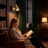 Spot de pared iluminando la lectura junto al sillón con luz cálida