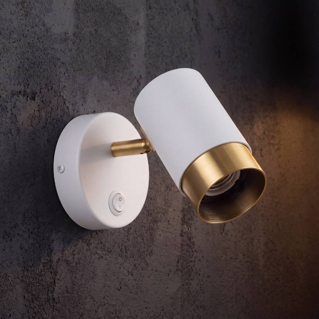 Spot blanco con brazo dorado y cabezal girable orientado