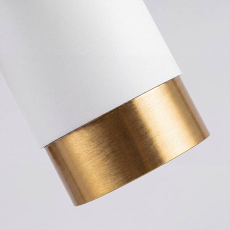 Detalle del anillo dorado satinado en el cabezal blanco mate