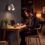 Spot de pared iluminando el escritorio de trabajo por la noche