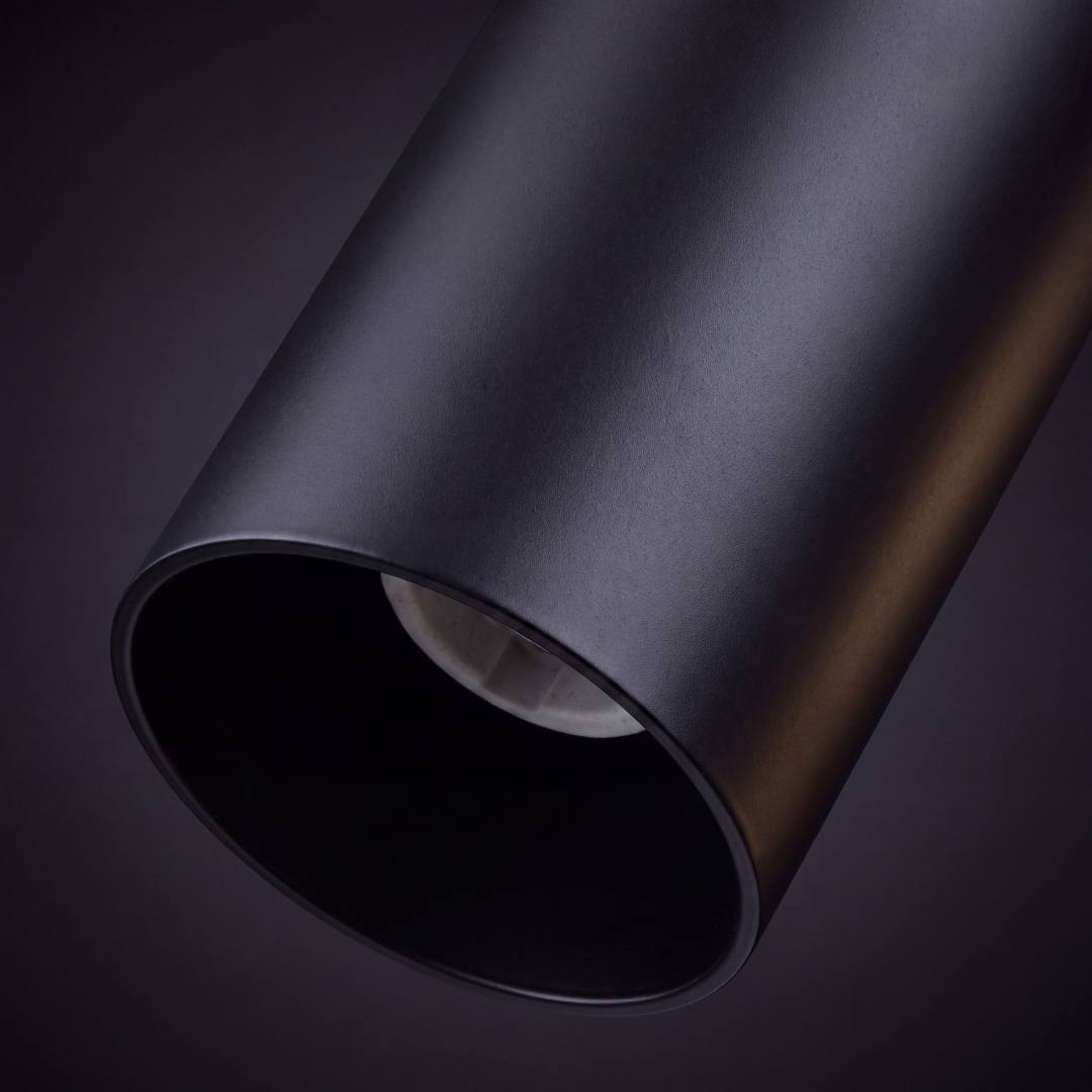 Detalle del cabezal cilíndrico negro mate del spot triple