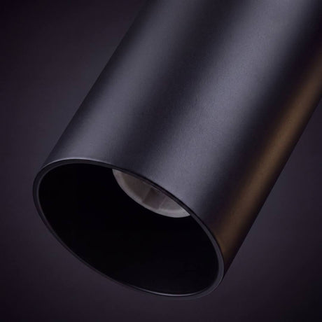 Detalle del cabezal cilíndrico negro mate del spot triple