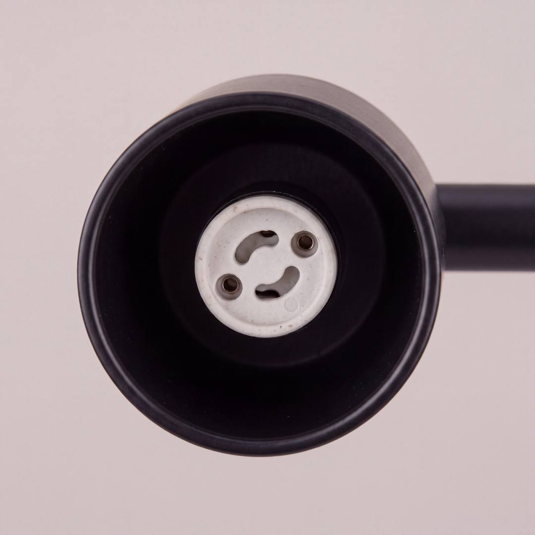 Detalle del socket GU10 del cabezal negro, listo para el dicroico