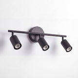Spot adosable triple negro con cabezales orientados sobre fondo claro