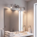 Spot triple cromado iluminando el espejo del baño con luz pareja