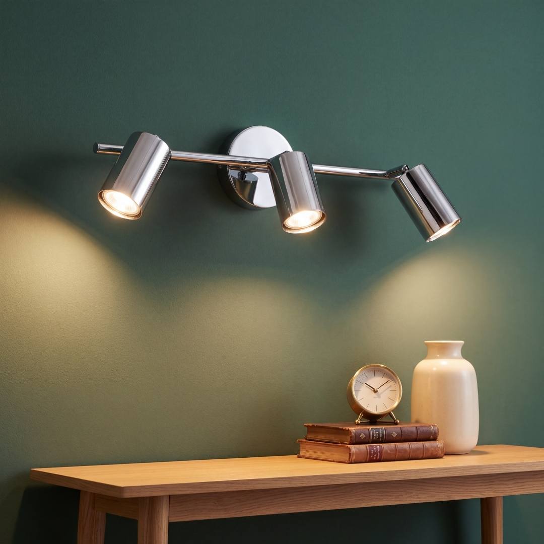 Spot adosable triple cromado con tres cabezales iluminando la consola