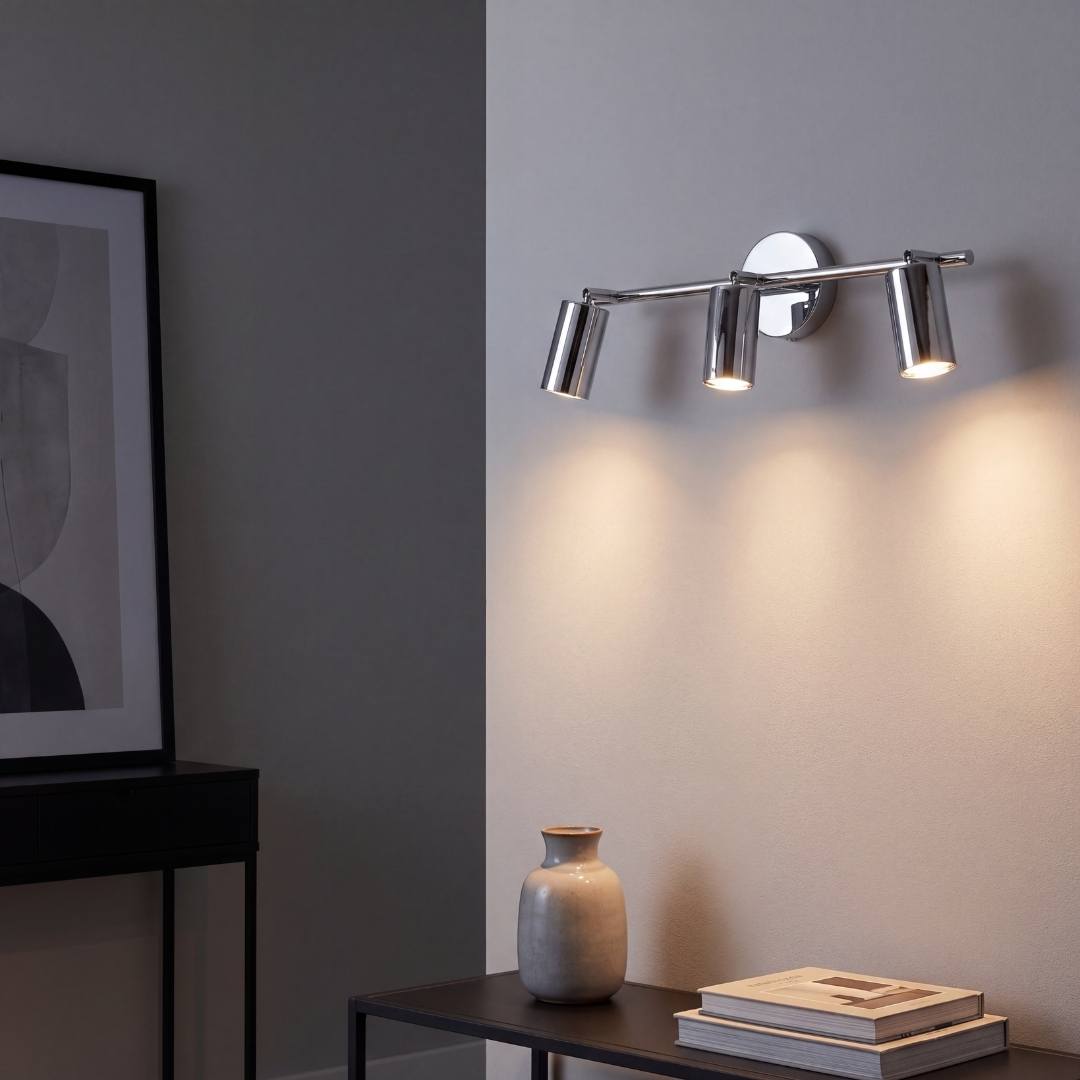 Spot triple cromado iluminando el recibidor con luz dirigida