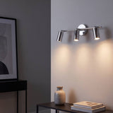 Spot triple cromado iluminando el recibidor con luz dirigida