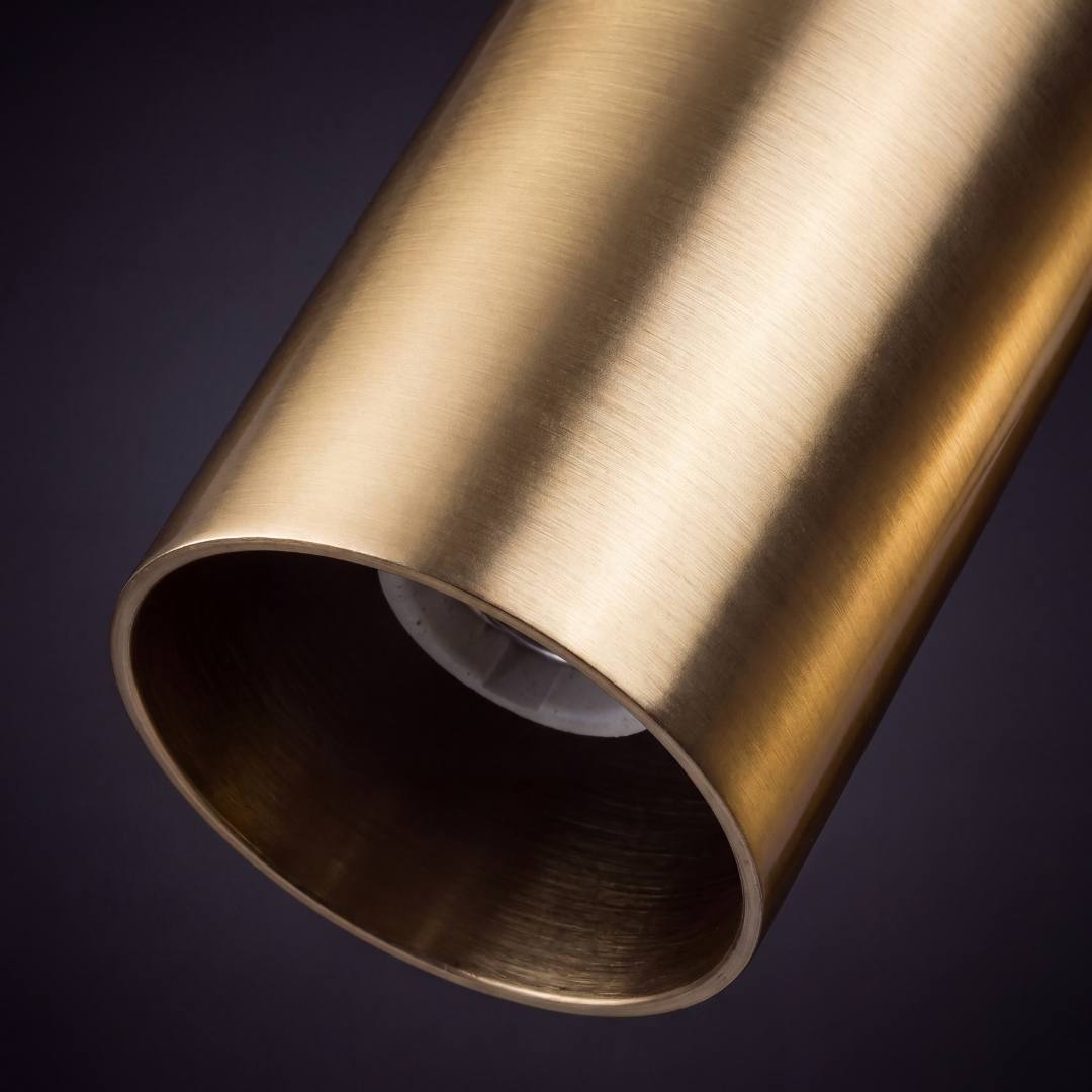 Detalle del cabezal cilíndrico dorado satinado del spot triple